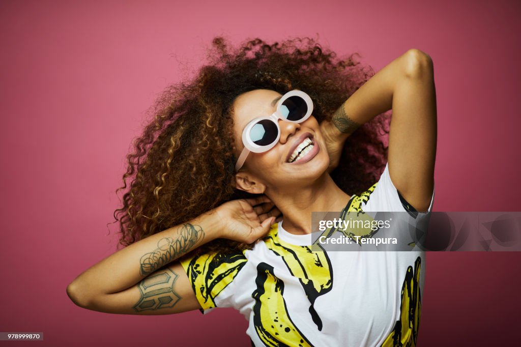 Mulher jovem e bonita com cabelo afro, horário de verão.