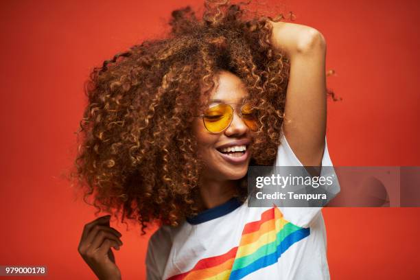 schöne junge frau mit afro, reggaeton-musiker. - lady studio sonnenbrille stock-fotos und bilder