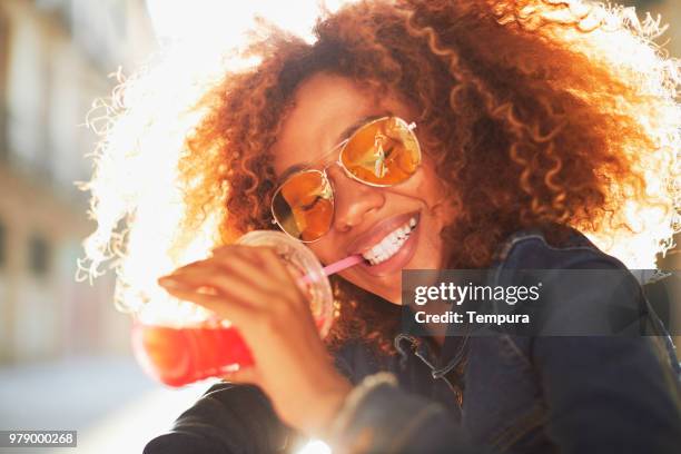 hermosa mujer joven con afro, horario de verano. - bebida sin alcohol fotografías e imágenes de stock