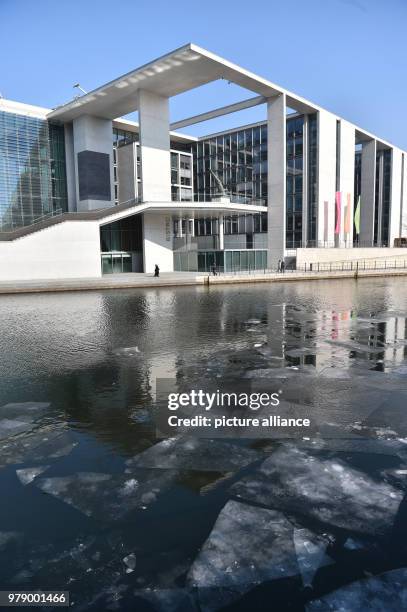 March 2018, Germany, Berlin: Ice floes on the river Spree in the government district. Photo: Arne Bänsch/dpa/ZB