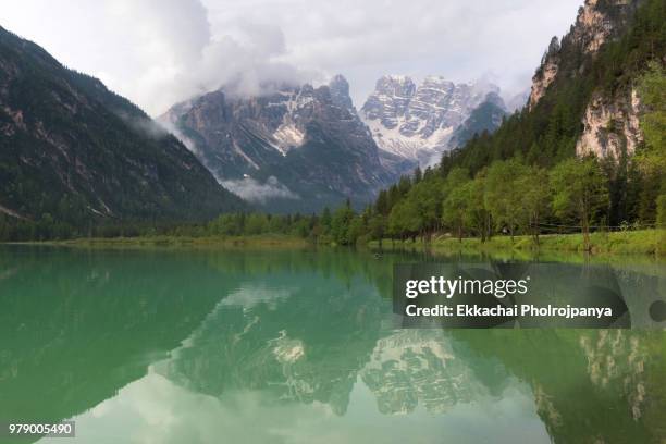 lago di landro (dürrensee), dolomites in south tyrol, ital - gebirgskette latemar stock-fotos und bilder