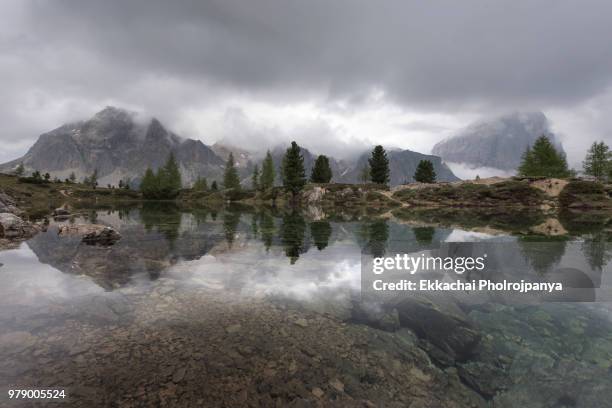 lake limides, dolomite alps, south tyrol, italy, europe - gebirgskette latemar stock-fotos und bilder