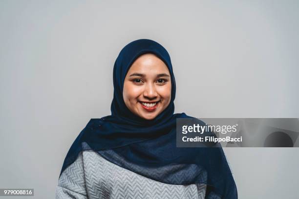 porträt einer jungen erwachsenen malaysischen frau - islam stock-fotos und bilder