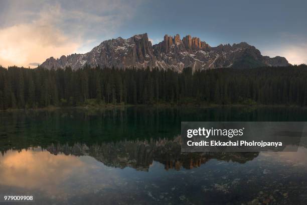 lago di carezza- karersee, trentino-alto adige, italy - gebirgskette latemar stock-fotos und bilder