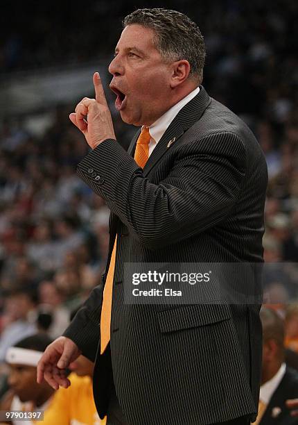 Head coach Bruce Pearl of the Tennessee Volunteers instructs his son, Steven Pearl, after he is called for a foul in the first half against the Ohio...