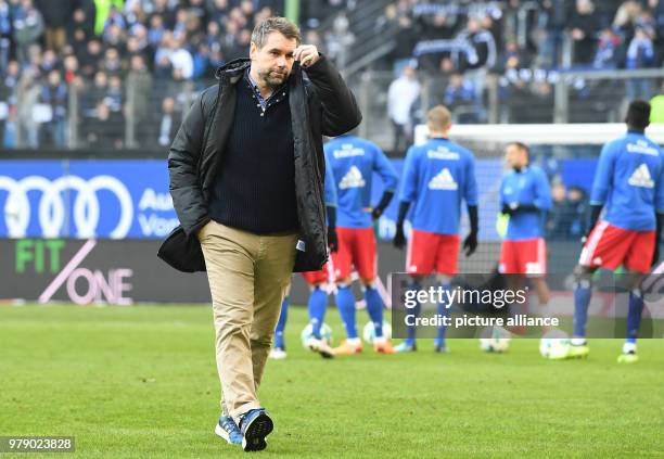 March 2018, Germany, Hamburg: German Bundesliga match Hamburger SV vs FSV Mainz at the Volksparkstadion. Hamburg's manager Bernd Hollerbach walks...