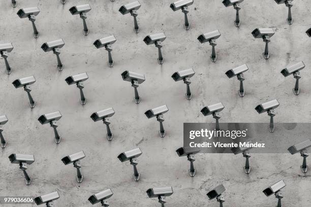 surveillance cameras - espía fotografías e imágenes de stock