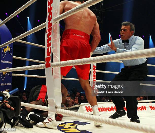 Wladimir Klitschko of Ukraine knocks out Eddie Chambers of USA during their WBO Heavyweight World Championship fight at the Esprit Arena on March 20,...