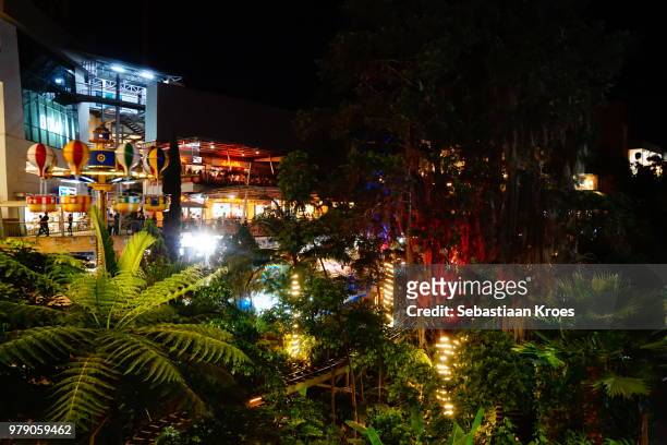 shopping mall at night, amusement park, el poblado, medellin, colombia - medellin photos et images de collection
