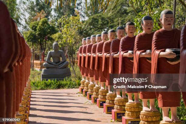 monk statues at wat bo, siem reap, cambodia - wat imagens e fotografias de stock