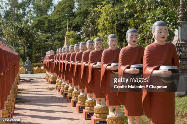 monk statues at wat bo, siem reap, cambodia - cambodia malcolm p chapman or malcolm chapman stock-fotos und bilder