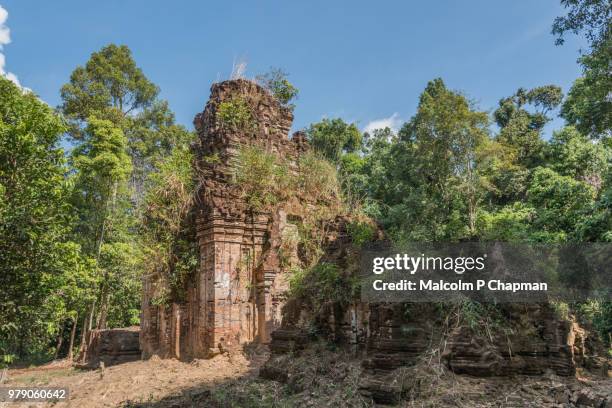 prasat damrei krap temple (krabei krab temple), 7th century remains, phnom kulen, cambodia - malcolm blight stockfoto's en -beelden