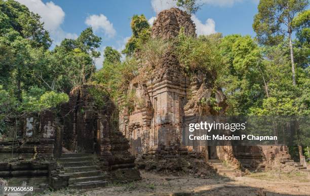 prasat damrei krap temple (krabei krab temple), 7th century remains, phnom kulen, cambodia - cambodian stock pictures, royalty-free photos & images