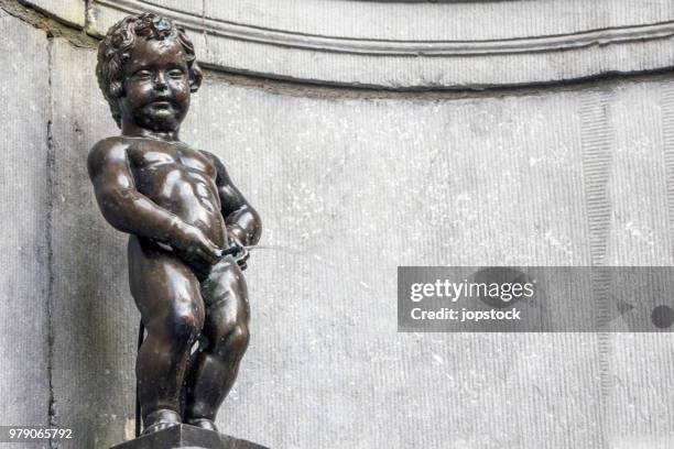 manneken pis fountain in brussels - mannekin pis stock pictures, royalty-free photos & images