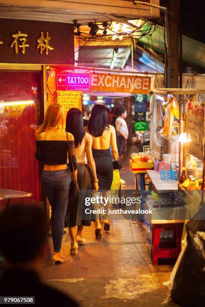 thaise transgender vrouwen in khaosan road - kathoey stockfoto's en -beelden