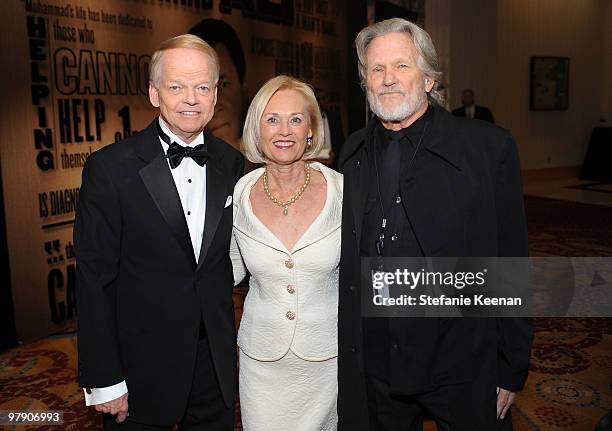 Celebrity Fight Night Foundation founder Jimmy Walker, Nancy Walker and Kris Kristofferson attend the Celebrity Fight Night XVI Founder's Dinner held...