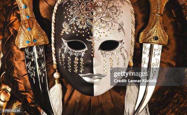 the treacherous mask - lennar photos et images de collection