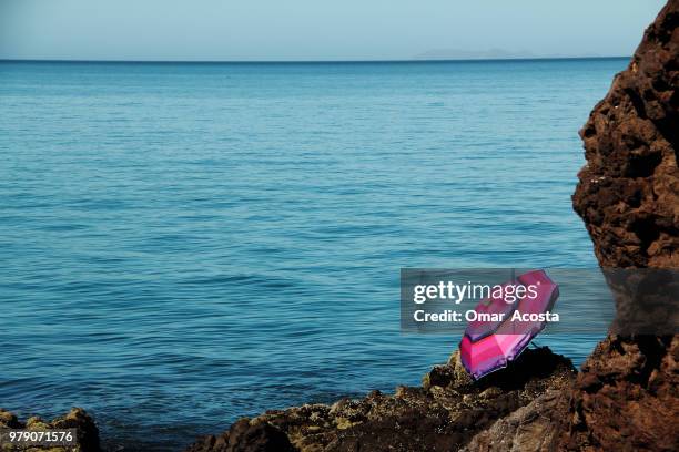 la sombrilla - sombrilla de playa stockfoto's en -beelden