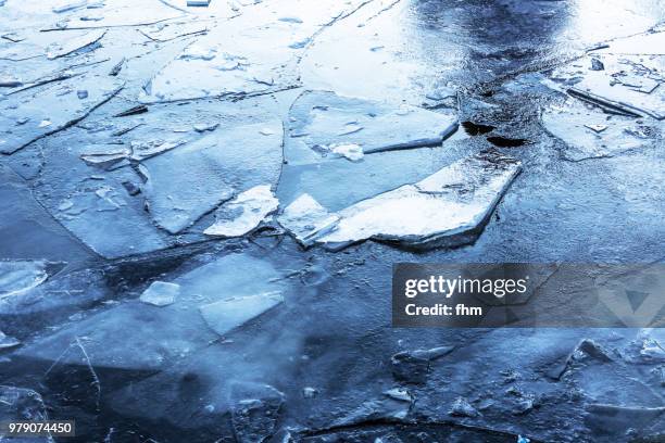 ice floes (brandenburg, germany) - acqua ghiacciata foto e immagini stock