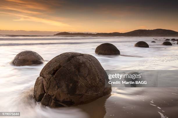 view of stones on beach, koekohe beach, new zealand - moeraki boulders stockfoto's en -beelden