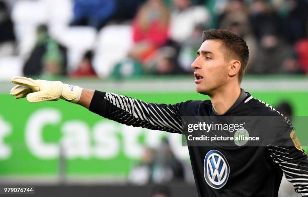 March 2018, Germany, Wolfsburg: Soccer, Bundesliga, VfL Wolfsburg vs Bayer Leverkusen at the Volkswagen Arena. Wolfsburg's goalkeeper Koen Casteel...