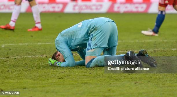 March 2018, Germany, Hamburg: German Bundesliga match Hamburger SV vs FSV Mainz at the Volksparkstadion. Hamburg's goalkeeper Christian Mathenia is...