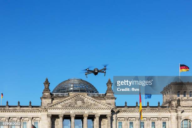 flying drone - uav unmanned aerial vehicle in fronnt of the reichstag building (german parliament building) - berlin/ germany - vertical stabilizer 個照片及圖片檔