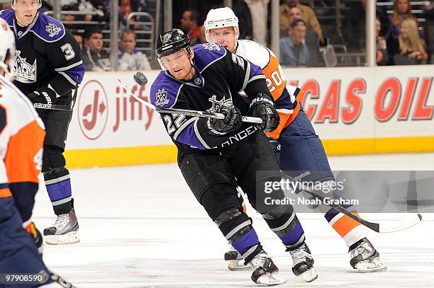 Jeff Halpern of the Los Angeles Kings handles the puck ahead of Sean Bergenheim of the New York Islanders at Staples Center on March 20, 2010 in Los...