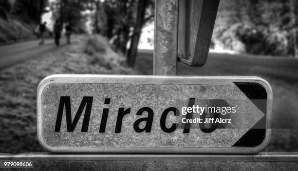 the road to miracle - france et panneaux de signalisation photos et images de collection