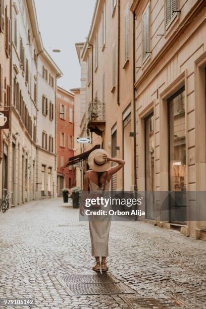 mujer caminando en bolonia - roma fotografías e imágenes de stock