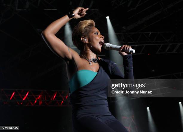 Mary J. Blige performs at Jazz In The Gardens 2010 on March 20, 2010 in Miami Gardens, Florida.