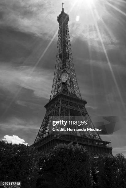 torre eiffel (contraluz) - torre eiffel stock pictures, royalty-free photos & images