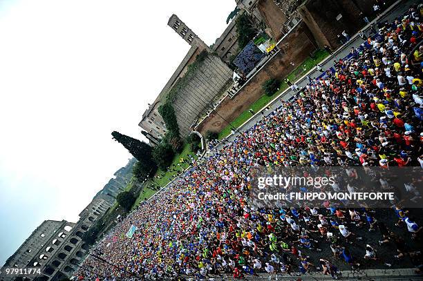 Competitors take the start of the 16th Rome Marathon 'Maratona di Roma' with the Colosseum in the background on March 21, 2010. . AFP PHOTO / Filippo...