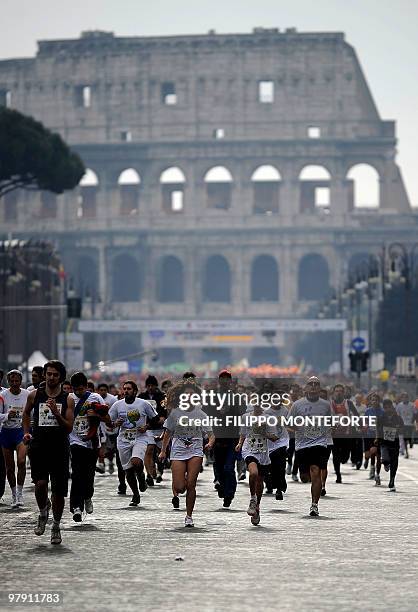 Competitors take the start of the 16th Rome Marathon 'Maratona di Roma' with the Colosseum in the background on March 21, 2010. . AFP PHOTO / Filippo...