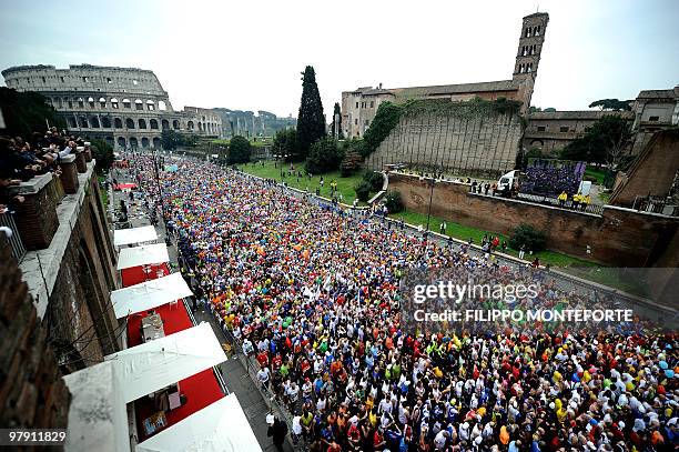 Competitors take the start of the 16th Rome Marathon 'Maratona di Roma' with the colosseum in the backround on March 21, 2010. . AFP PHOTO / Filippo...