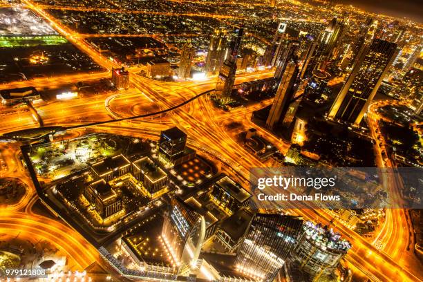 dubai desde el piso 124 de la burj khalifa (nocturno) - piso stockfoto's en -beelden