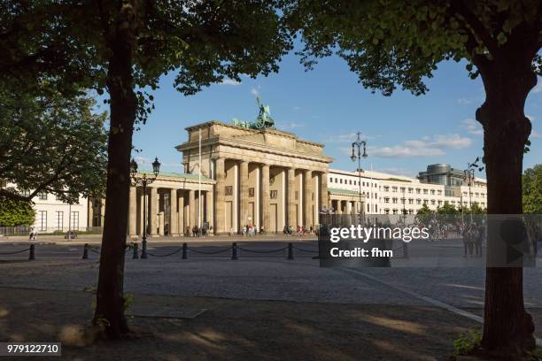brandenburger tor (brandenburg gate) - (berlin, germany) - pariser platz stock-fotos und bilder