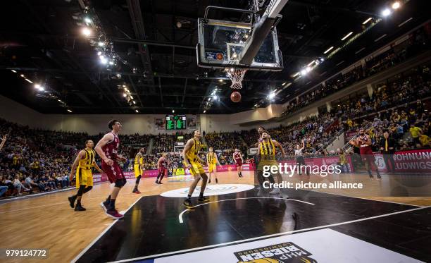 March 2018, Germany, Ludwigsburg: Basketball Bundesliga, MHP Riesen Ludwigsburg vs. FC Bayern Munich: Munich scores a goal in the full stadium....