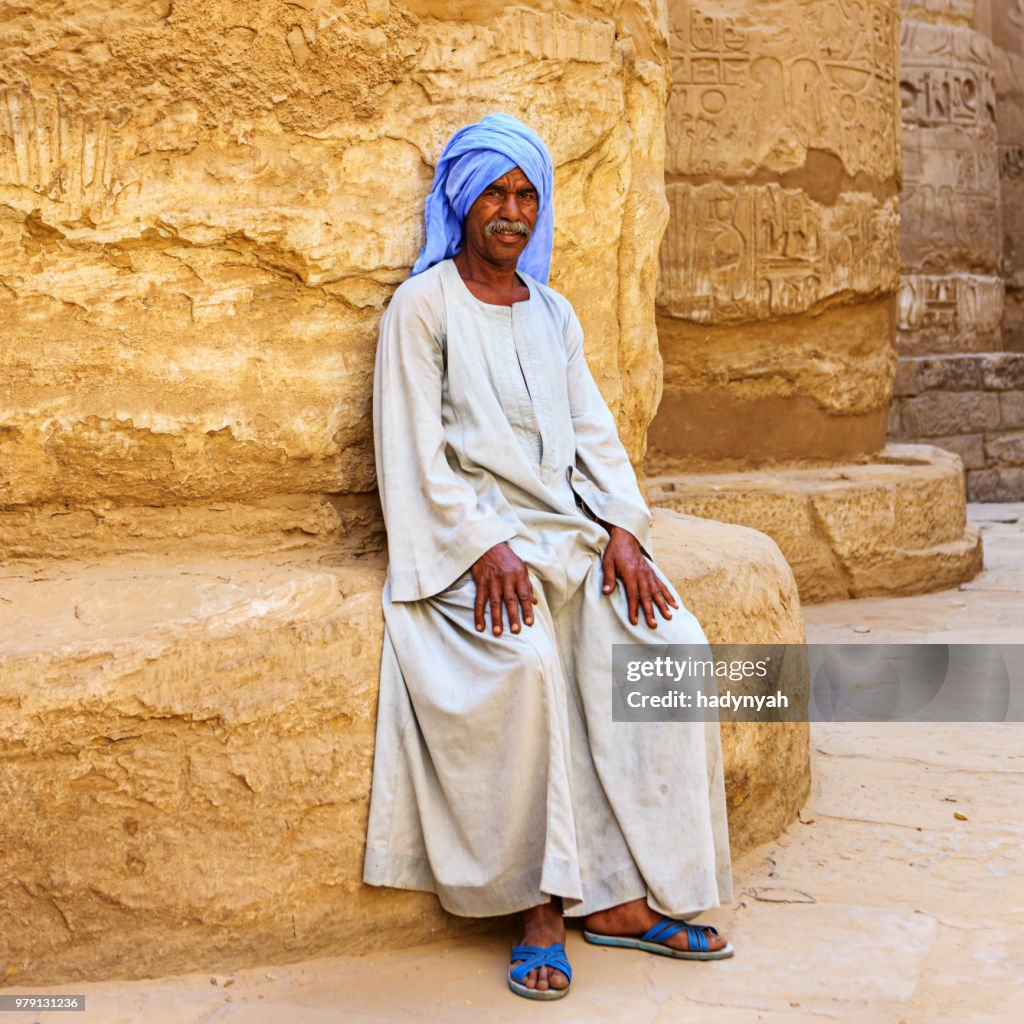 Ägyptischen Mannes in antiken Tempel, Ägypten