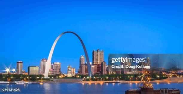 st. louis arch and riverfront skyline - skyline arch stock-fotos und bilder