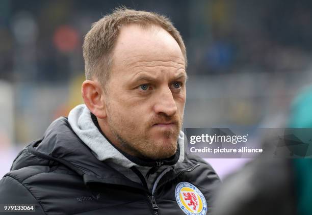 March 2018, Germany, Braunschweig: Second Bundesliga, Eintracht Braunschweig vs. Jahn Regensburg at Eintracht Stadium: Braunschweig's coach Torsten...
