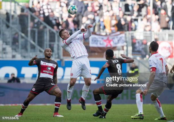 March 2018, Germany, Duesseldorf: Soccer, Second Bundesliga, Fortuna Duesseldorf vs. FC St. Pauli at ESPRIT arena: Duesseldorf's Rouwen Hennings...