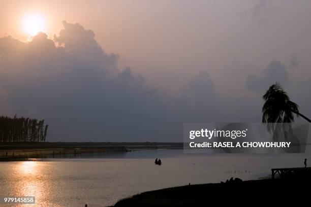 overcast sky over river, coxs bazaar, bangladesh - coxs bazaar - fotografias e filmes do acervo