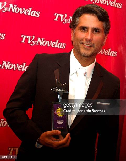 Marlon Moreno poses for a photo holding his prize during TV Y Novelas Awards on March 20, 2010 in Bogota, Colombia.