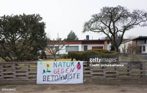 March 2018, Germany, Berlin: A banner reads 'Natur gegen Betonwueste' in the region 'Blankenburger Sueden' in Pankow. Instead of the 6000 apartments,...