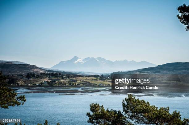 loch portree with the cuillin mountains in distance, portree, highlands, scotland, uk - cuillins stockfoto's en -beelden