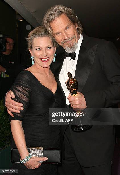 Actor Jeff Bridges and his wife Susan attend the 82 Annual Academy Awards Governor's Ball in Hollywood, on March 7, 2010. AFP PHOTO/ VALERIE MACON