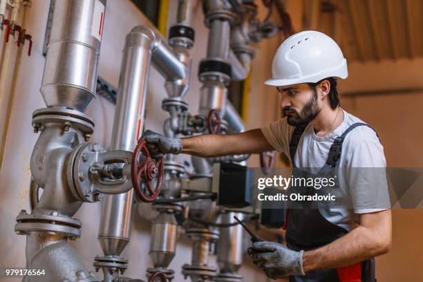 operator aufnahme betrieb von öl und gas prozess in öl - destillation stock-fotos und bilder