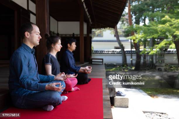 お寺の庭で瞑想 3 人 - 京都府 ストックフォトと画像