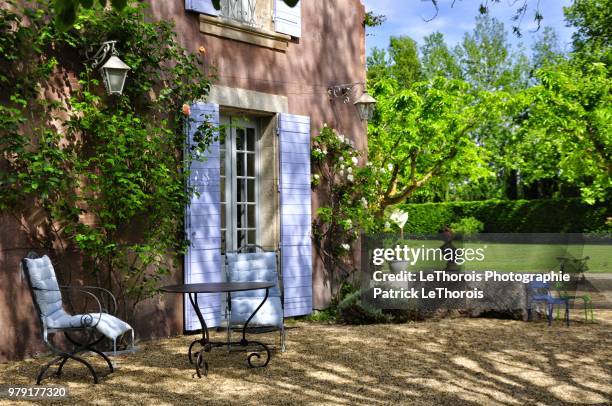 les fauteuils bleu - french garden stock pictures, royalty-free photos & images